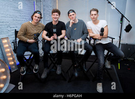 (De gauche à droite) Bradley Simpson, Connor Ball, Tristan, Evans et James McVey de la parole lors d'une AOL Vamps construire series London event à l'AOL Capper Street Studio. Banque D'Images