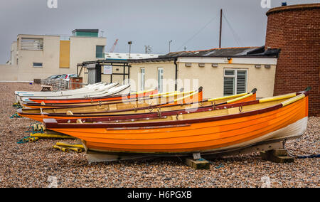 Bateaux orange sur la plage, sous un ciel d'hiver, à Hove, Sussex, Angleterre Banque D'Images