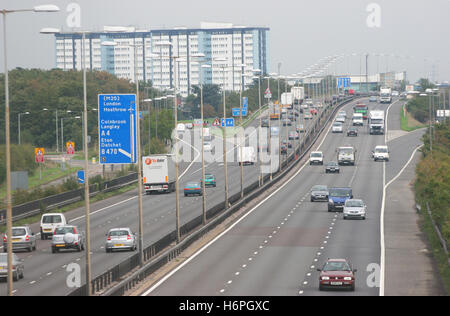 L'autoroute M4 à l'ouest de Londres a photographié à l'Est de l'overbridge montrant la jonction 5 routes de patinage Banque D'Images