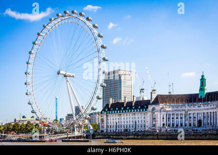 Une vue de la Tamise à Londres, whowing le Millenium Bridge, le Shard, Tower Bridge et un partal l frontagee résid du Globe Theatre. Banque D'Images