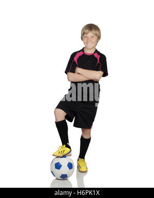 Preteen avec un uniforme pour jouer au soccer l'ball isolé sur fond blanc Banque D'Images