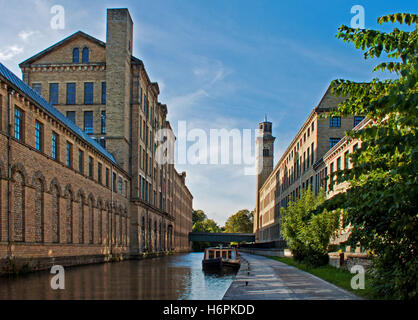 Saisie de Saltaire, sur le canal de Leeds et Liverpool Banque D'Images