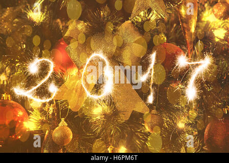 Close up sur l'arbre de Noël et signe 2017 mousseux Banque D'Images