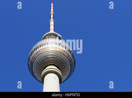 Tour bleue brille brille sereine lumière lucent voyage lumineux ville ville dôme de béton europe tourisme metropolis Banque D'Images