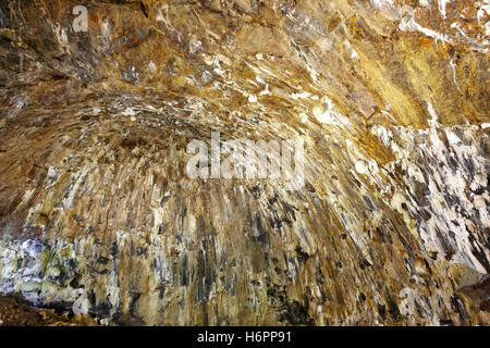 Grotte volcanique galerie dans l'île de Terceira. Açores. Algar do Carvao. Portugal Banque D'Images