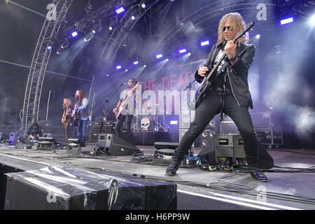 Les marguerites morts en live au Musikmesse 2016 (John Corabi, Doug Aldrich, David Lowy, Marco Mendoza, Brian Tichy) Banque D'Images