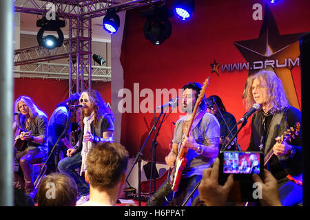 Les marguerites morts en live au Musikmesse 2016 (John Corabi, Doug Aldrich, David Lowy, Marco Mendoza, Brian Tichy) Banque D'Images