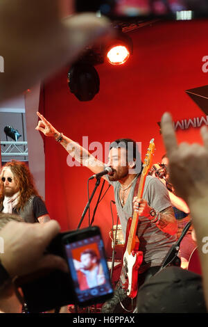 Les marguerites morts en live au Musikmesse 2016 (John Corabi (L), Marco Mendoza (R)) Banque D'Images