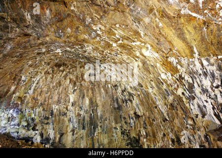 Grotte volcanique galerie dans l'île de Terceira. Açores. Algar do Carvao. Portugal Banque D'Images