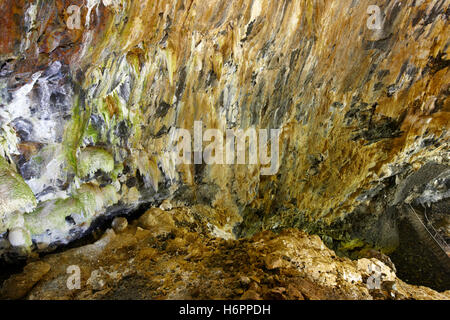 Grotte volcanique galerie dans l'île de Terceira. Açores. Algar do Carvao. Portugal Banque D'Images