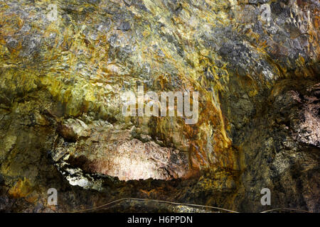 Grotte volcanique galerie dans l'île de Terceira. Açores. Algar do Carvao. Portugal Banque D'Images