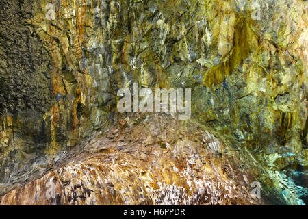 Grotte volcanique galerie dans l'île de Terceira. Açores. Algar do Carvao. Portugal Banque D'Images