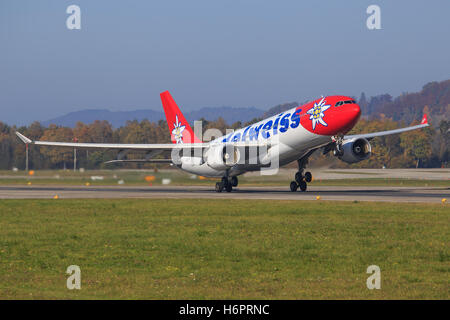 ZURICH - 30 juillet : l'Edelweiss A330 décoller à un terminal de l'aéroport de Zurich le 30 juillet 2016 à Zurich, Suisse Banque D'Images