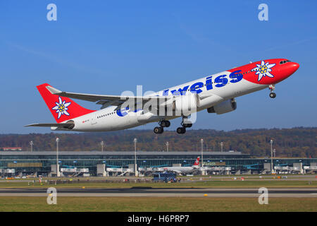 ZURICH - 30 juillet : l'Edelweiss A330 décoller à un terminal de l'aéroport de Zurich le 30 juillet 2016 à Zurich, Suisse Banque D'Images