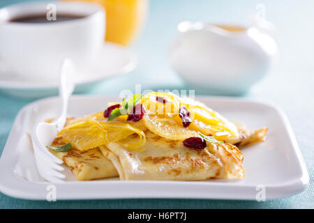 Crêpe Suzette à l'orange, sauce aux canneberges Banque D'Images