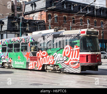 CLRV Streetcar avec publicité sur le côté du tramway de Toronto, Ontario, Canada Banque D'Images