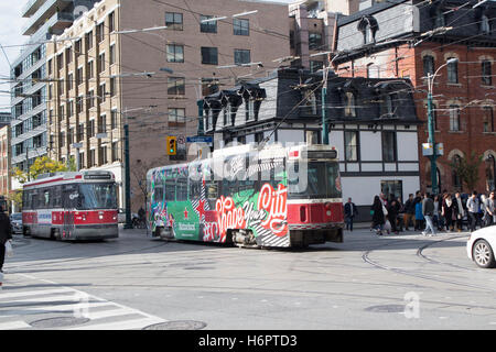 CLRV deux tramways de Toronto sur la rue King, au centre-ville de Toronto, Ontario, Canada sur les voies de tramway Banque D'Images