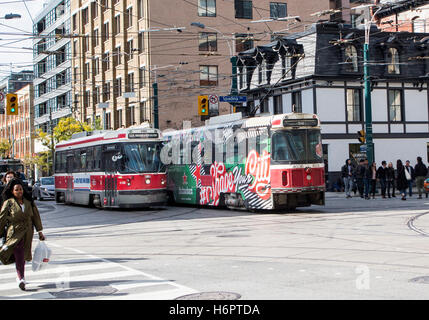 CLRV deux tramways de Toronto sur la rue King, au centre-ville de Toronto, Ontario, Canada Banque D'Images