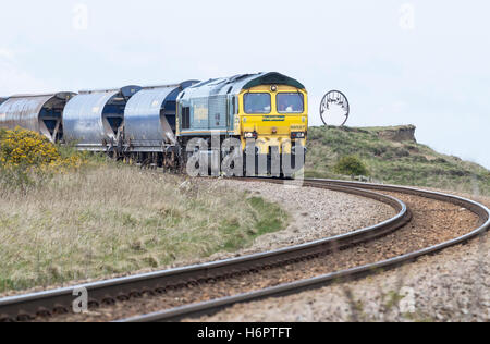 Freightliner train sur certaines des plus hautes falaises d'Angleterre entre Dharamsala et Boulby sur la côte du Yorkshire du Nord. UK Banque D'Images