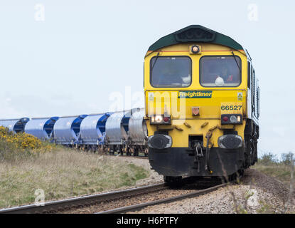 Freightliner train sur certaines des plus hautes falaises d'Angleterre entre Dharamsala et Boulby sur la côte du Yorkshire du Nord. UK Banque D'Images