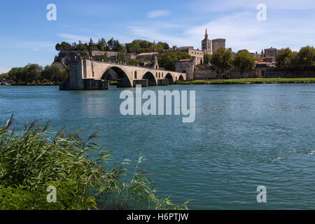 Le Pont d'Avignon (Pont Saint-Bénezet) et la ville d'Avignon en France Banque D'Images