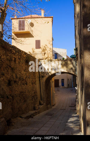 Une ruelle dans la citadelle, à Calvi, La Balagne, Corse, France Banque D'Images