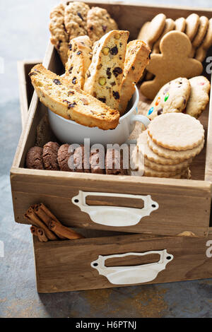 Variété de biscuits dans une boîte en bois Banque D'Images