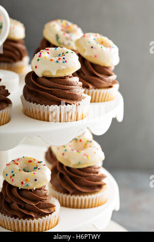 Cupcakes avec glaçage au chocolat et peu donuts Banque D'Images