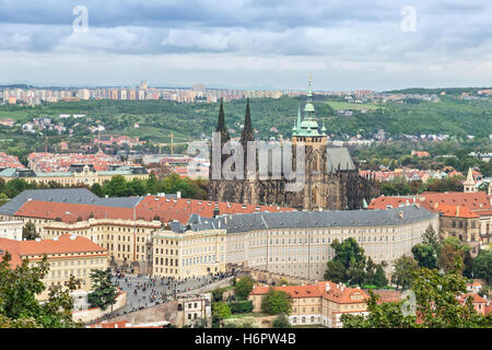 Vue sur le château de Prague et cathédrale Saint-Guy de Prague à partir de la tour de Petrin, République Tchèque Banque D'Images