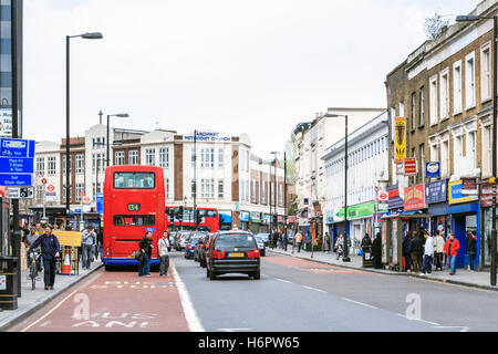 En direction nord sur la route de jonction, Archway, au nord de Londres, Royaume-Uni, l'Église méthodiste et située sur l'arrière-plan Banque D'Images