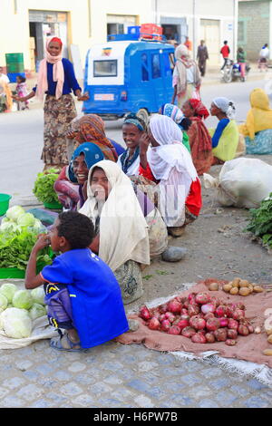 MEKELE, Ethiopie,29-mars : Tigrayan femmes vendent des légumes -Oignons pommes de choux--laitues- dans leurs stalles situé sur le trottoir Banque D'Images