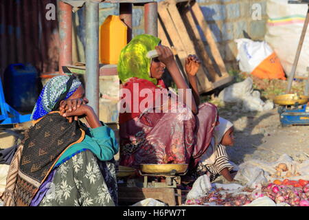 MEKELE, Ethiopie-MARS 29 : Tigrayan femmes vendent des légumes - oignons - tomates-pommes de terre- à leur étal sur le trottoir d'une rue Banque D'Images