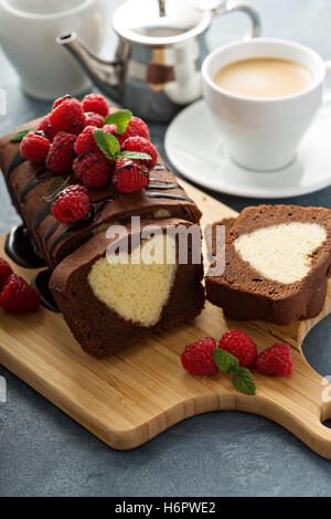 Gâteau surprise avec un coeur à l'intérieur Banque D'Images