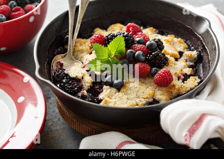 Crumble de fruits dans une poêle en fonte Banque D'Images