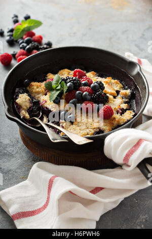 Crumble de fruits dans une poêle en fonte Banque D'Images