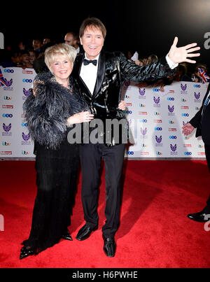 Sir Cliff Richard et Gloria Hunniford participant à la fierté de la Grande-Bretagne Awards 2016, au Grosvenor House, Park Lane, London. Banque D'Images