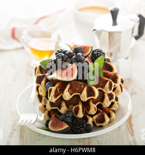 Petit-déjeuner gaufres moelleuses avec fruits frais Banque D'Images