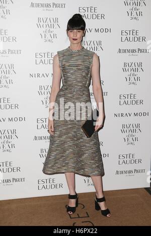 Erin O'Connor arrive à l'Hôtel Claridge's à Londres pour assister à la Harper's Bazaar Women of the Year Awards. Banque D'Images