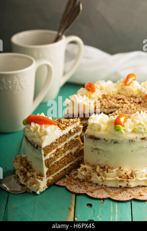 Tranche de gâteau aux carottes avec glaçage au fromage à la crème Banque D'Images