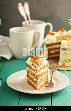 Tranche de gâteau aux carottes avec glaçage au fromage à la crème Banque D'Images