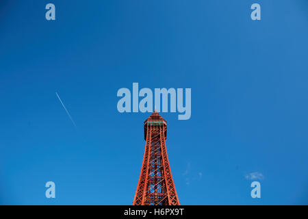 Structure de la Blackpool Tower vue Maison de ville resort attractions touristiques de Lancashire copyspace tour régulièrement l'ciel bleu Banque D'Images