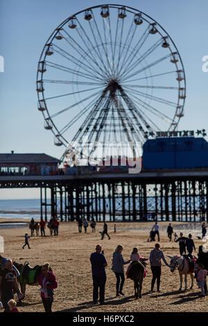 Blackpool pier grande roue ferris Maison de ville resort Lancashire attractions touristiques vue mer attraction tou Banque D'Images