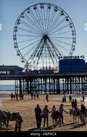 Blackpool pier grande roue ferris Maison de ville resort Lancashire attractions touristiques vue mer attraction tou Banque D'Images