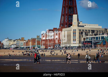 Plage bondée occupé Blackpool journée ensoleillée Holiday Resort Lancashire attractions touristiques attractions touristes voyageant en front de mer Banque D'Images