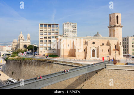 Marseille, FRANCE - 20 octobre 2014 : la passerelle du Fort St-Jean, St-Lauernt l'église et la cathédrale de la Major (main Banque D'Images