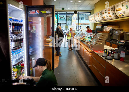 Les clients de l'intérieur manchester métro snack à emporter franchise établissement de restauration Boissons stockage réfrigérateur à l'intérieur du personnel s'alimentation Banque D'Images