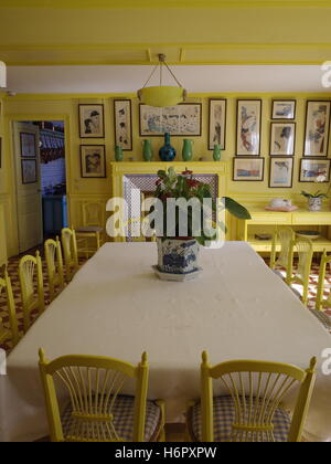 Une salle à manger jaune dans la maison de Monet à Giverny, France Banque D'Images