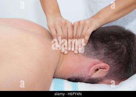 Masseur massage du cou donnant Banque D'Images