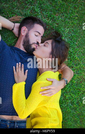 Couple d'amoureux romantique dans l'amour, baiser sur l'herbe Banque D'Images