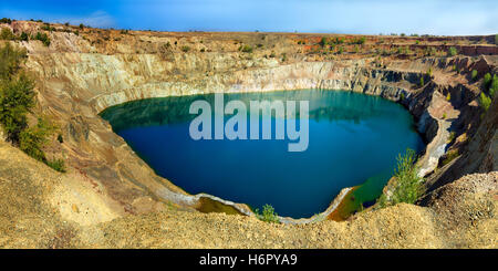 Panorama de l'abandon de la mine ouverte pleine d'eau Banque D'Images